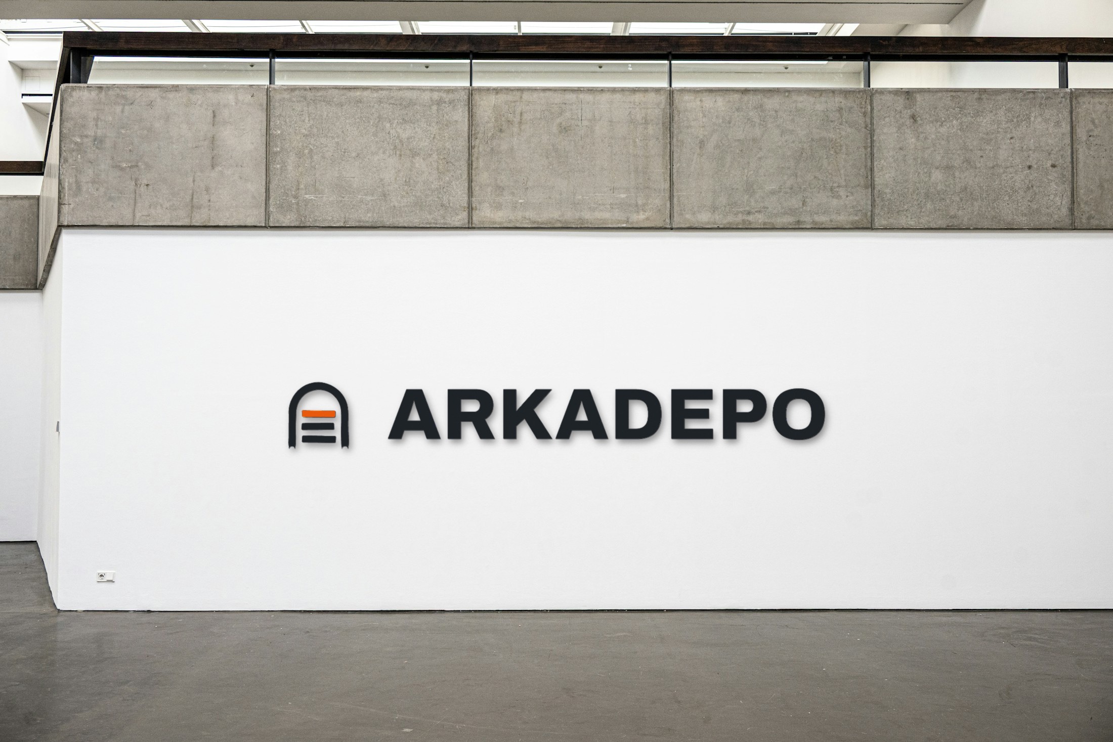 Beyaz duvarda Arkadepo kabartma harf tabela konsepti