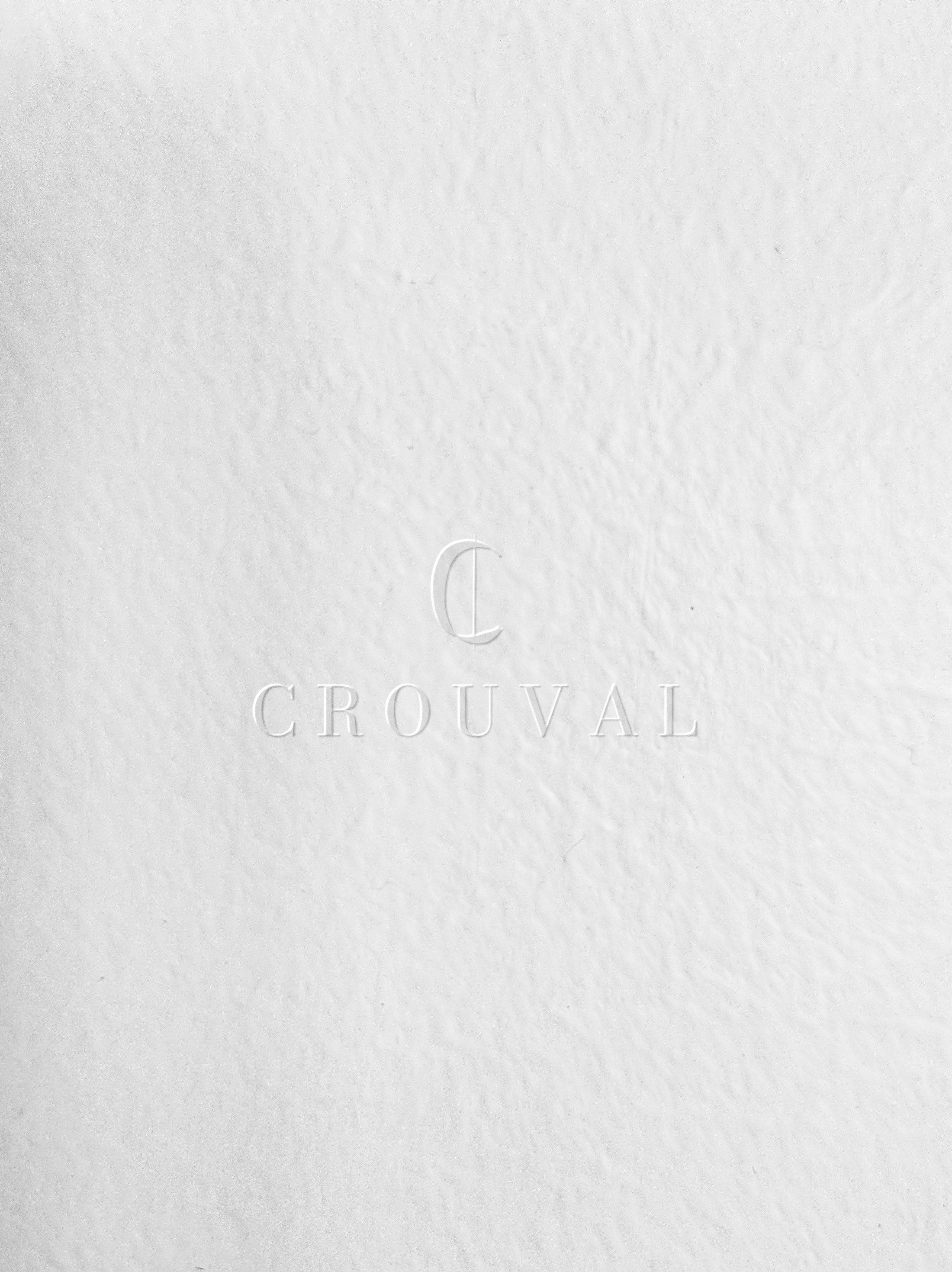 Dokulu beyaz kâğıda kör baskı Crouval logosu