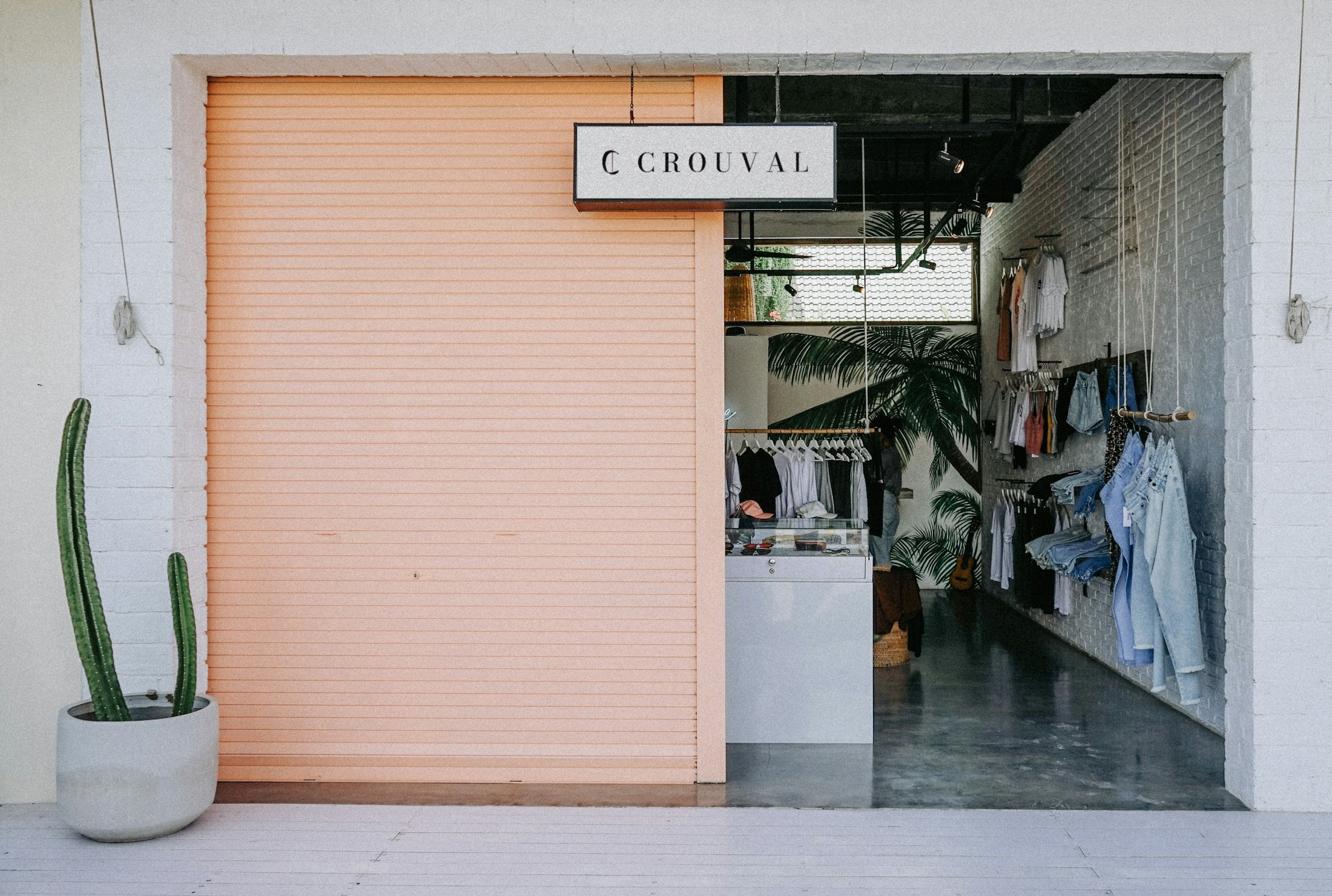 Butik girişindeki asma tabelada Crouval logosu konsepti