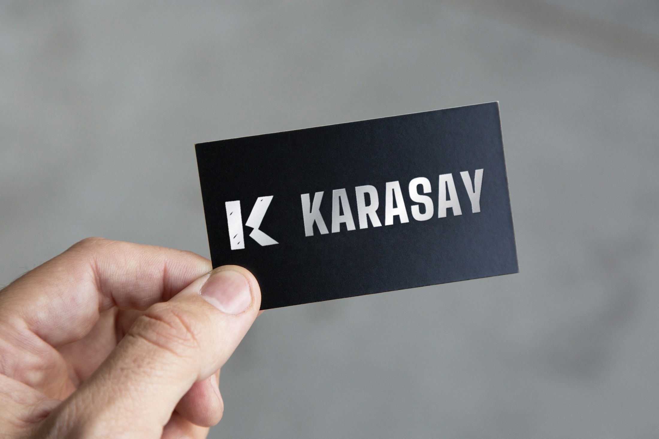 Elde tutulan siyah kartvizitte Karasay gümüş varak konsepti