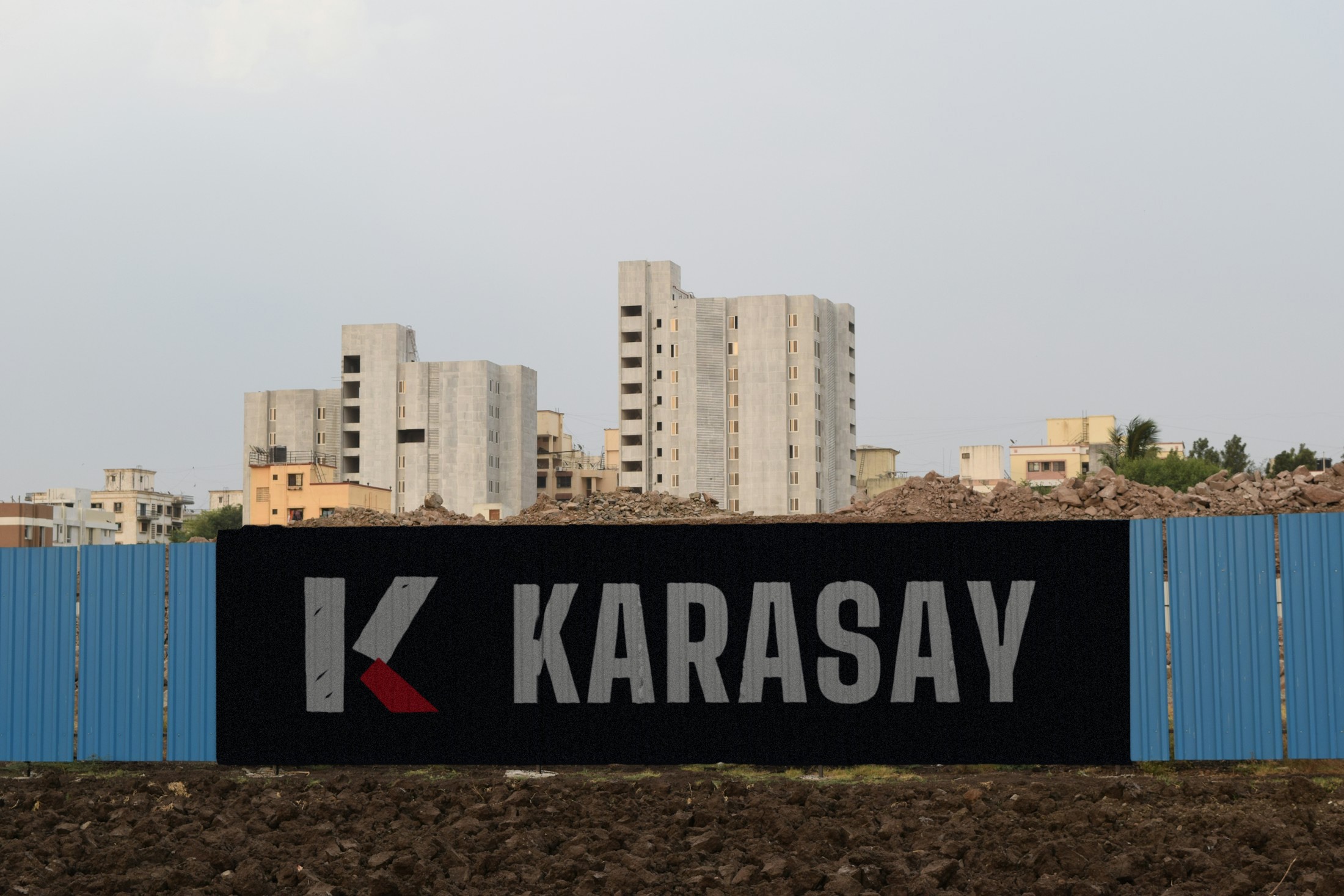 Şantiye çevre panosunda Karasay vinil baskısı konsepti
