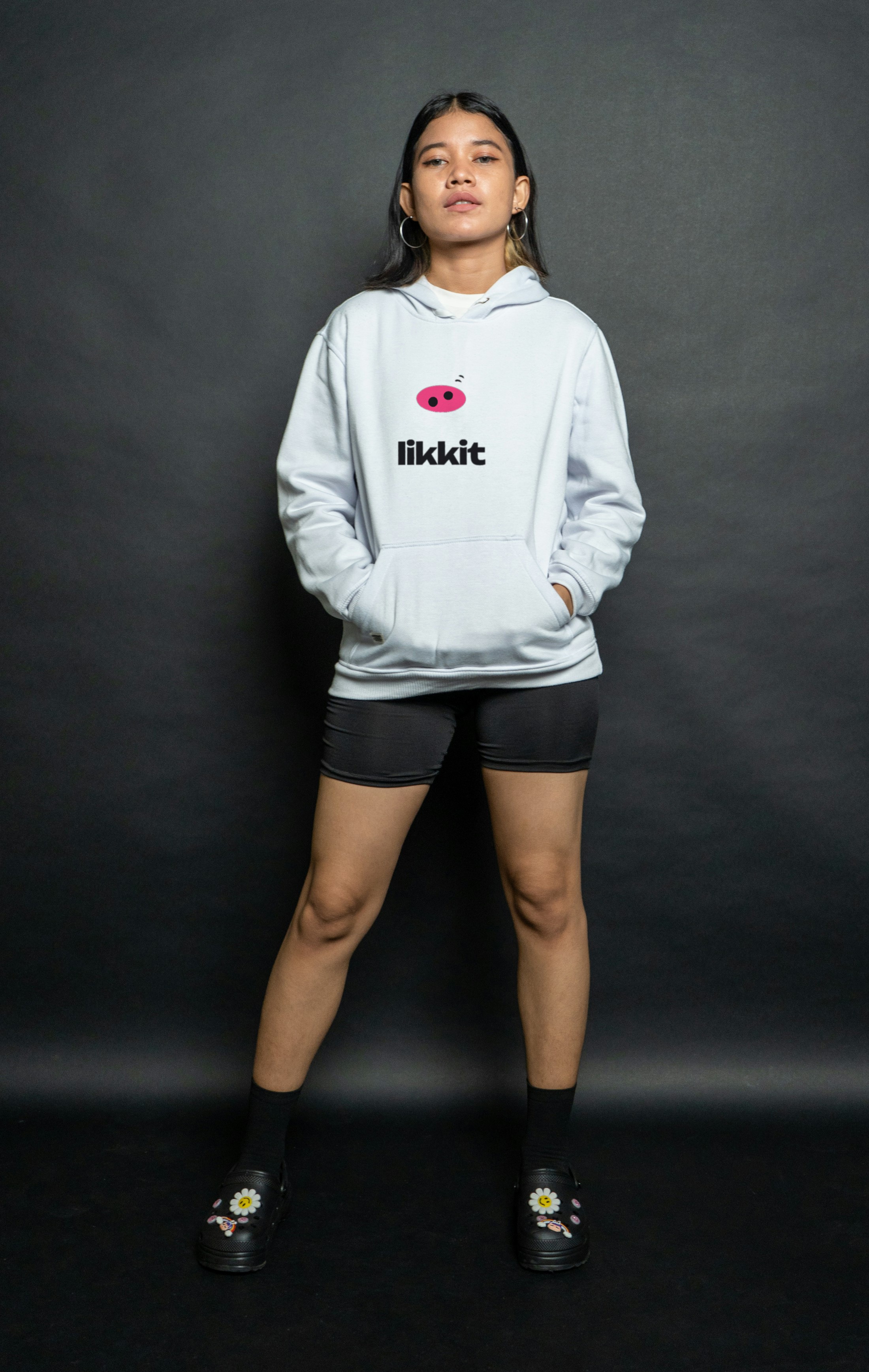 Beyaz kapüşonlu sweatshirt göğsünde Likkit baskısı konsepti